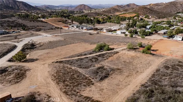 a view of a back yard
