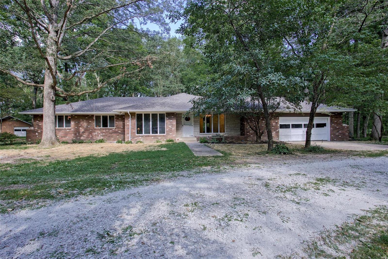8572 Schien Road Worden, IL 62097 - Photo 1 of 64