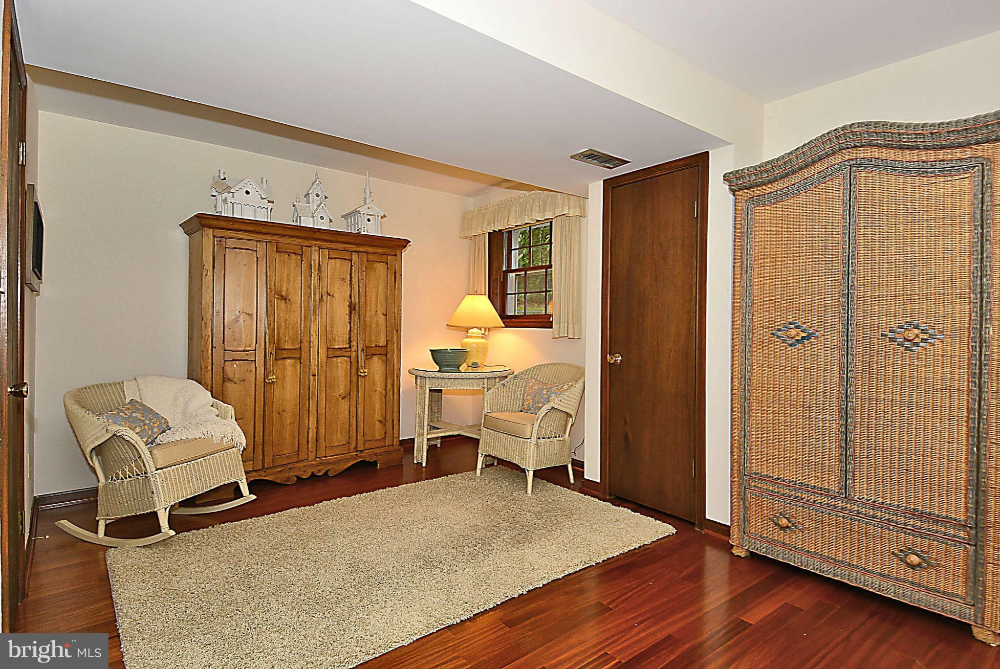 8229 Hilton Road Gaithersburg, MD 20882 - Photo 25 of 30 LL Bedroom Sitting Area