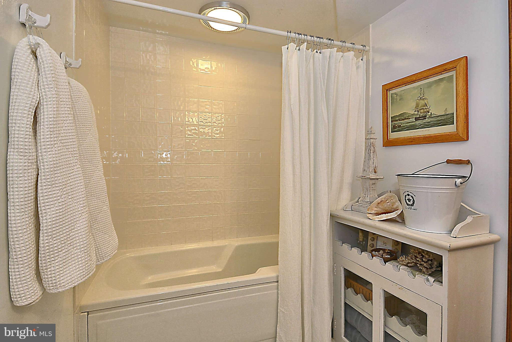 8229 Hilton Road Gaithersburg, MD 20882 - Photo 26 of 30 LL Full Bathroom with Jetted Tub