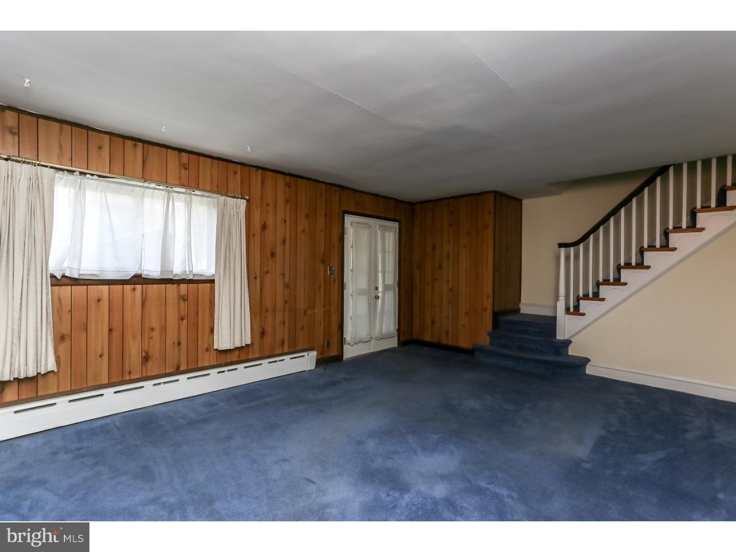 253 Ashby Road Upper Darby, PA 19082 - Photo 7 of 25 Living Room