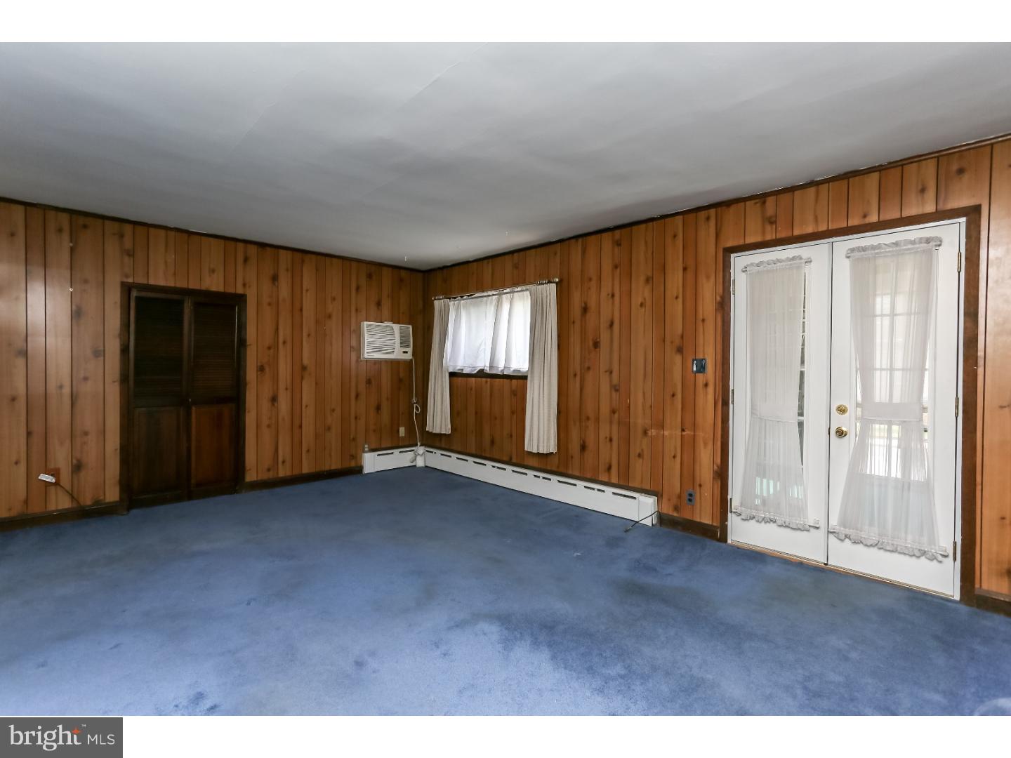 253 Ashby Road Upper Darby, PA 19082 - Photo 8 of 25 Living Room