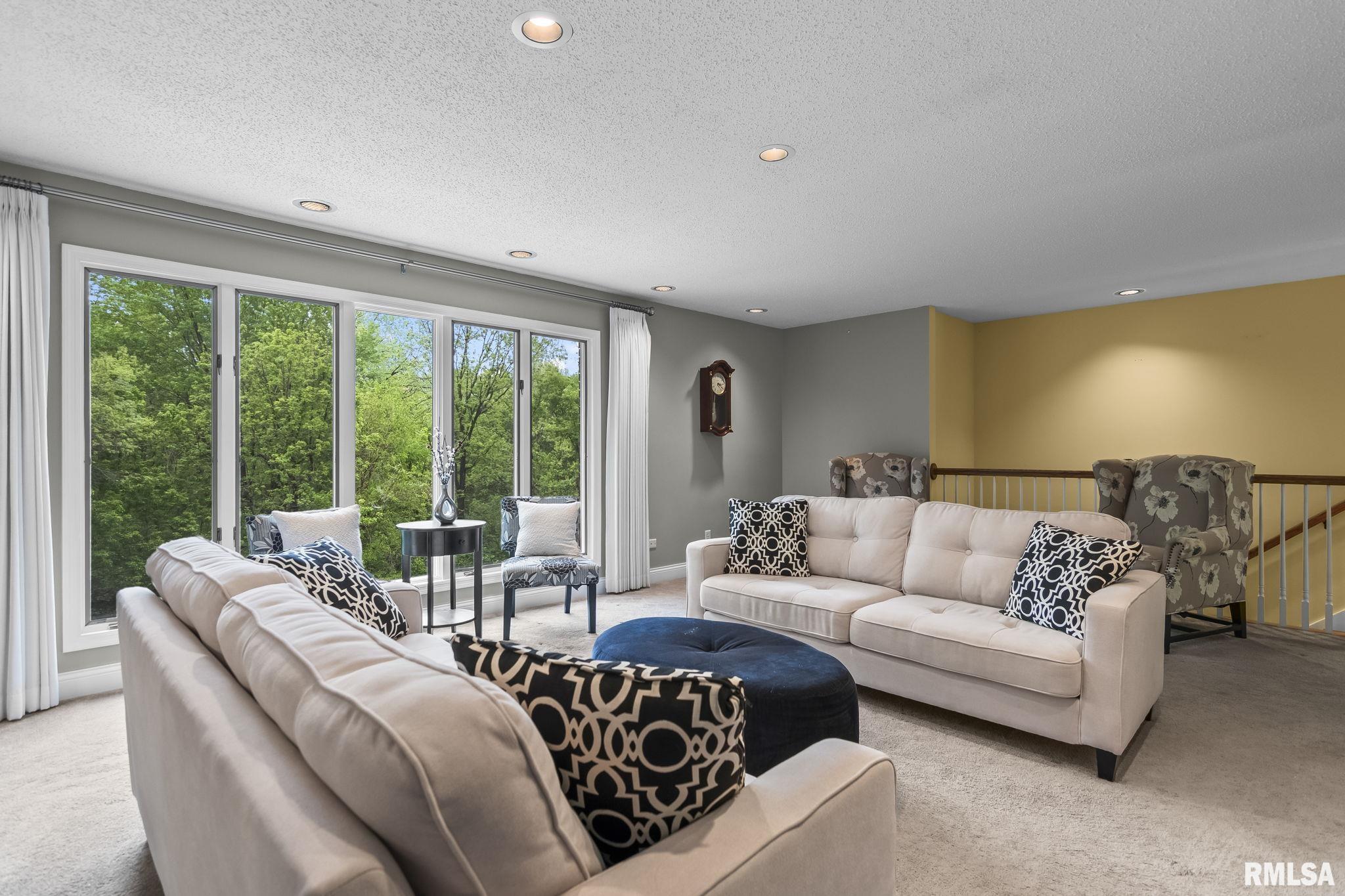 890 Roanoke Drive Springfield, IL 62702 - Photo 5 of 48 Gallery Image 5