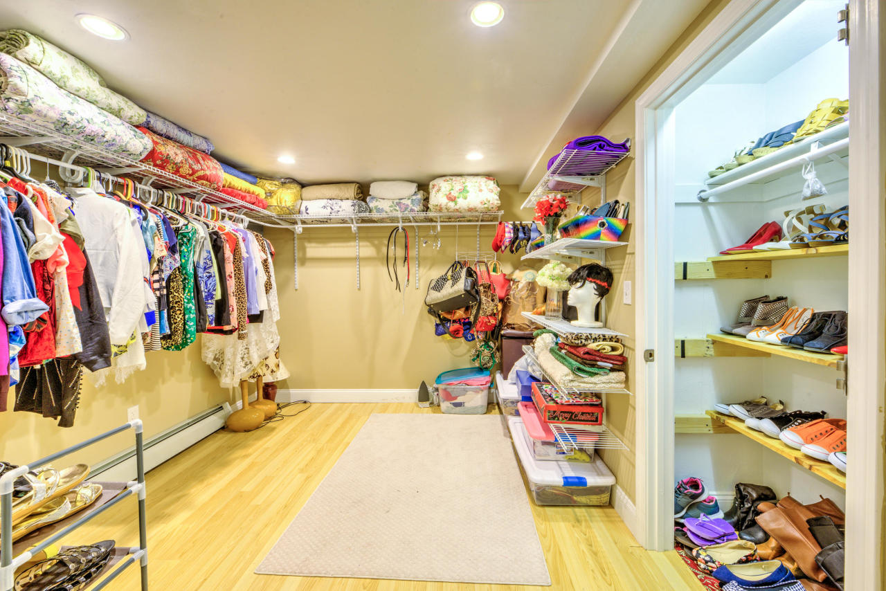 22 Chase Road Edgartown, MA 02539 - Photo 35 of 35 a very nice looking room with a lot of stuff