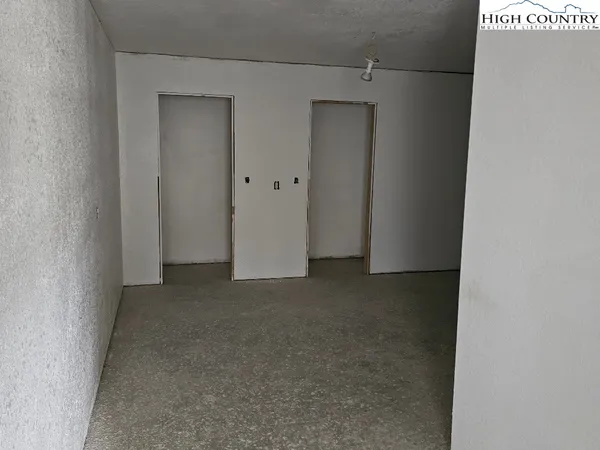 a view of a livingroom with furniture and a ceiling fan