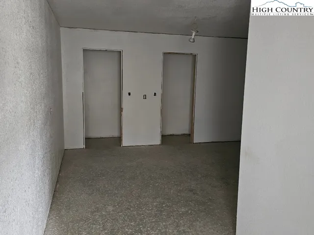 a view of a livingroom with furniture and a ceiling fan