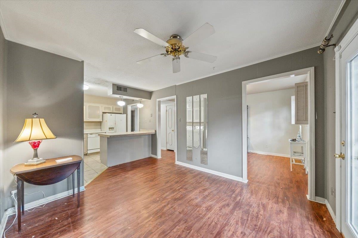 875 South Yates Road, Unit 4 Memphis, TN 38120 - Photo 14 of 25 Living room featuring light wood-style floors, ceiling fan, and ornamental molding