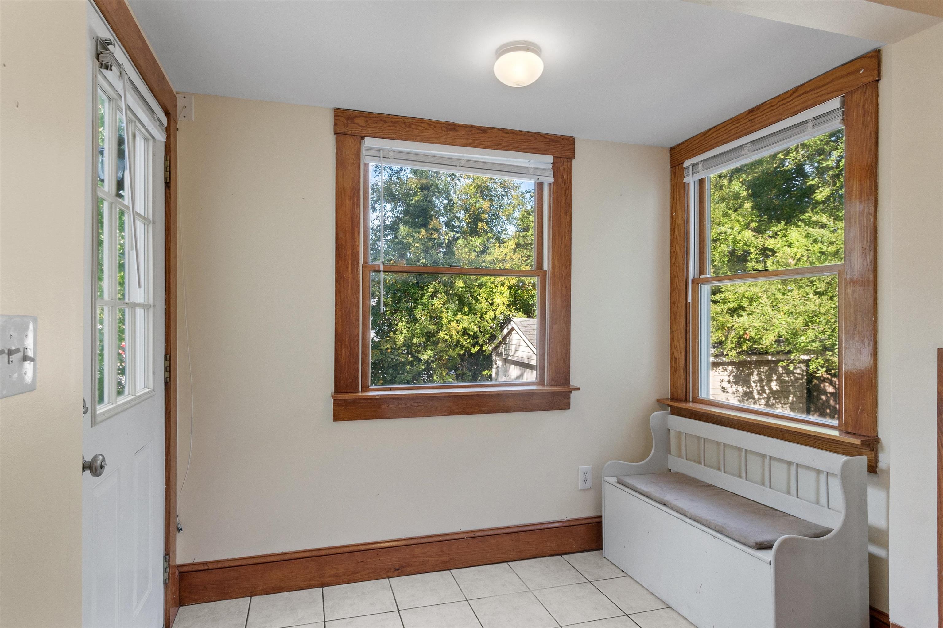 24 Doris Street Manchester, NH 03103 - Photo 3 of 37