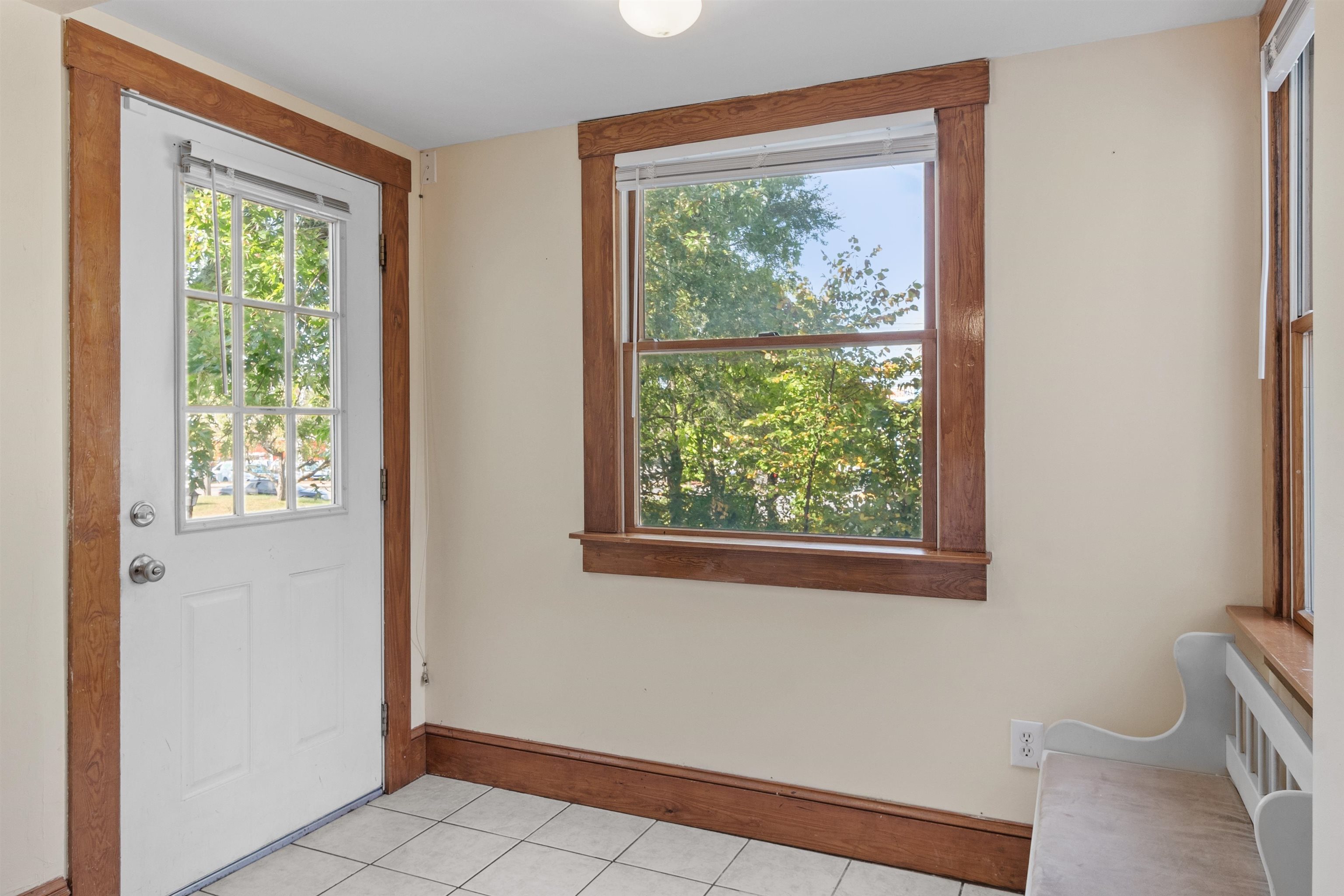 24 Doris Street Manchester, NH 03103 - Photo 4 of 37