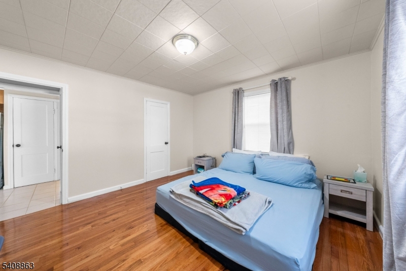 973 Ellis Parkway Edison, NJ 08820 - Photo 8 of 33 a living room with furniture and a window