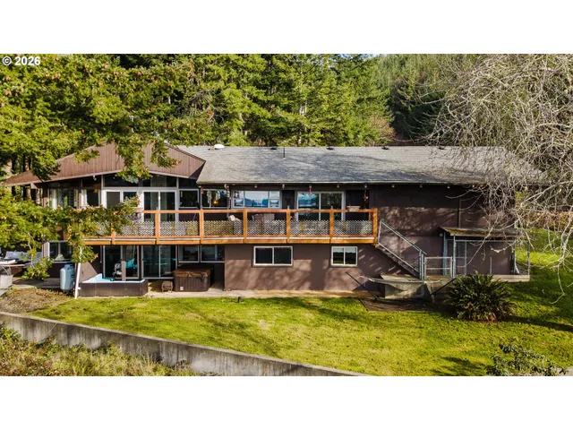 $825,000 | 94532 Golf Course Lane, North Bend, OR 97459