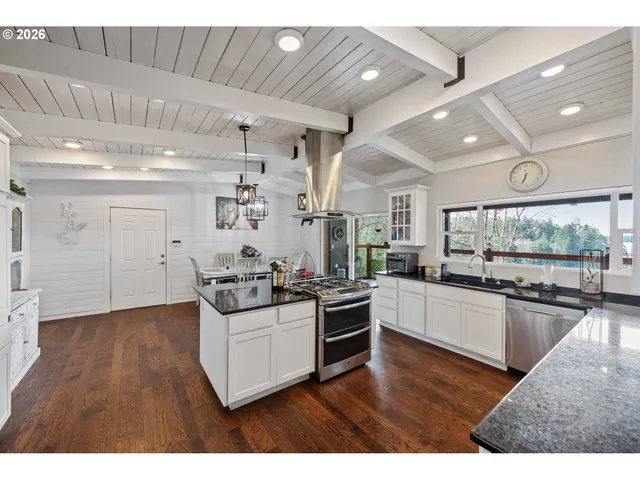 $825,000 | 94532 Golf Course Lane, North Bend, OR 97459