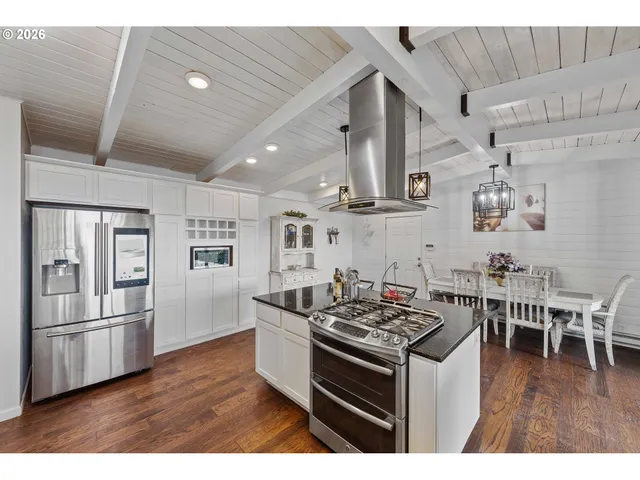 $825,000 | 94532 Golf Course Lane, North Bend, OR 97459