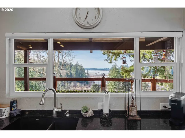 $825,000 | 94532 Golf Course Lane, North Bend, OR 97459