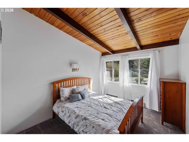 $825,000 | 94532 Golf Course Lane, North Bend, OR 97459