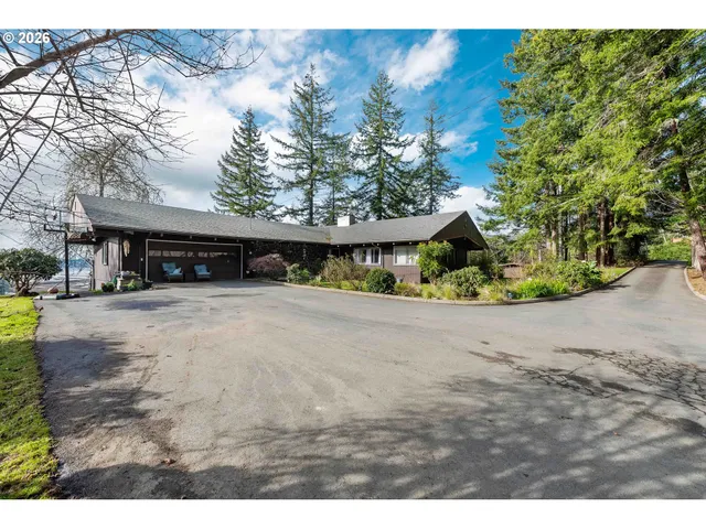 $825,000 | 94532 Golf Course Lane, North Bend, OR 97459