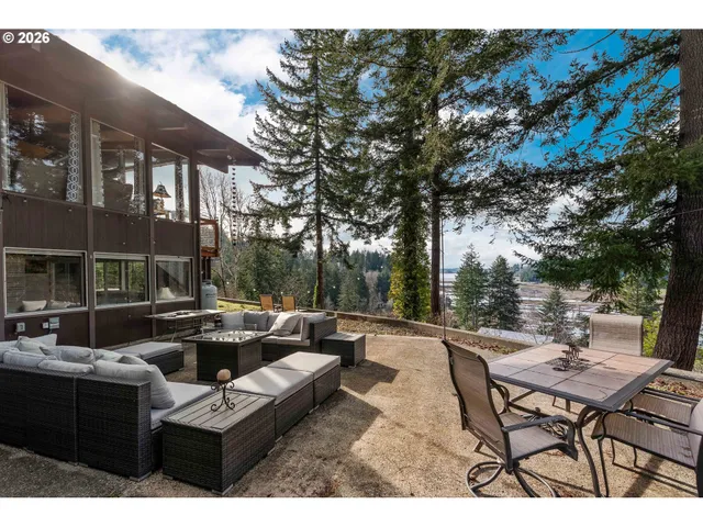 $825,000 | 94532 Golf Course Lane, North Bend, OR 97459