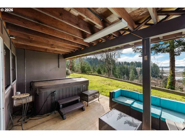 $825,000 | 94532 Golf Course Lane, North Bend, OR 97459