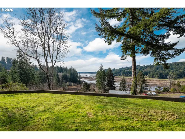 $825,000 | 94532 Golf Course Lane, North Bend, OR 97459