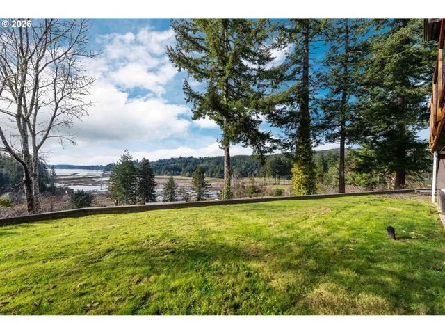 $825,000 | 94532 Golf Course Lane, North Bend, OR 97459
