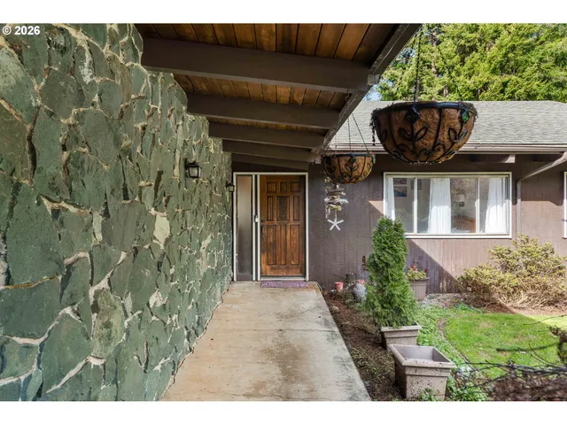 $825,000 | 94532 Golf Course Lane, North Bend, OR 97459