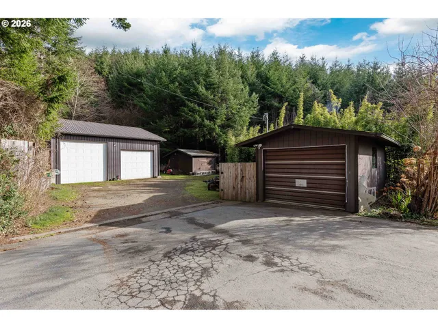 $825,000 | 94532 Golf Course Lane, North Bend, OR 97459