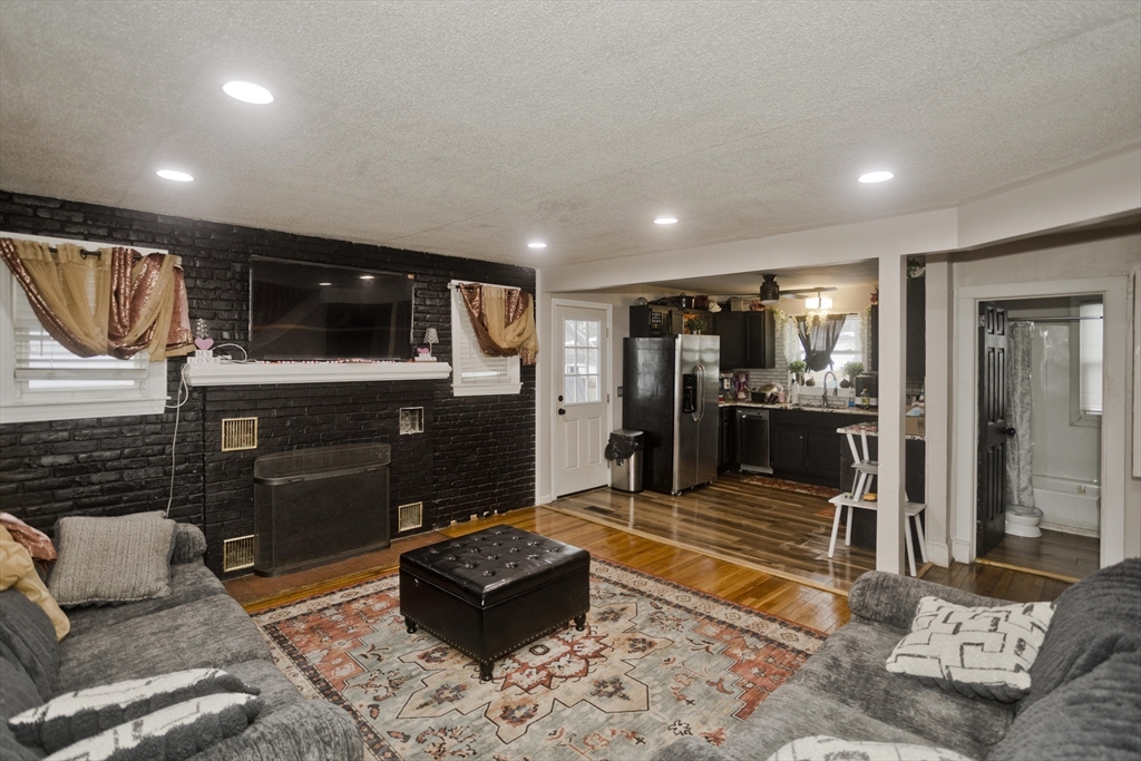 35 Merrimac Avenue Springfield, MA 01104 - Photo 12 of 29