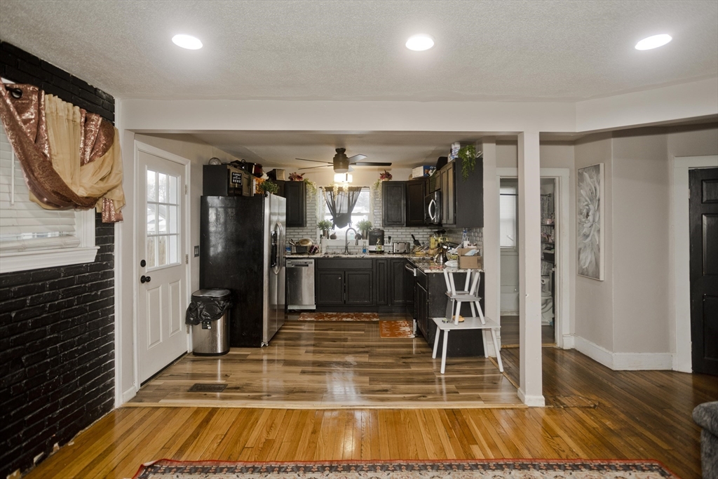 35 Merrimac Avenue Springfield, MA 01104 - Photo 18 of 29