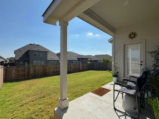 a view of a backyard