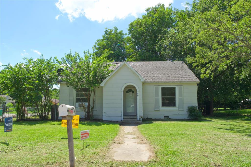 901 North Howeth Street Gainesville, TX 76240 - Photo 1 of 24