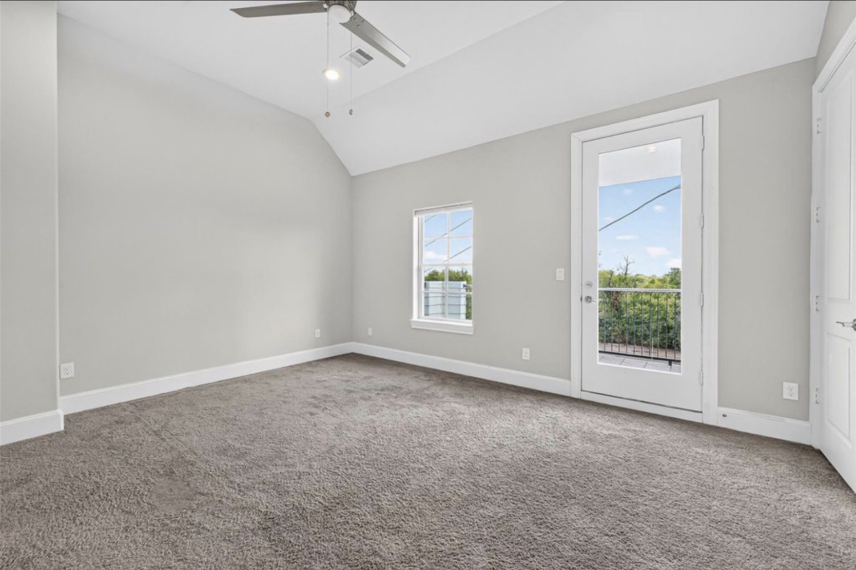 815 Bringhurst Street Houston, TX 77020 - Photo 11 of 15 an empty room with windows and closet