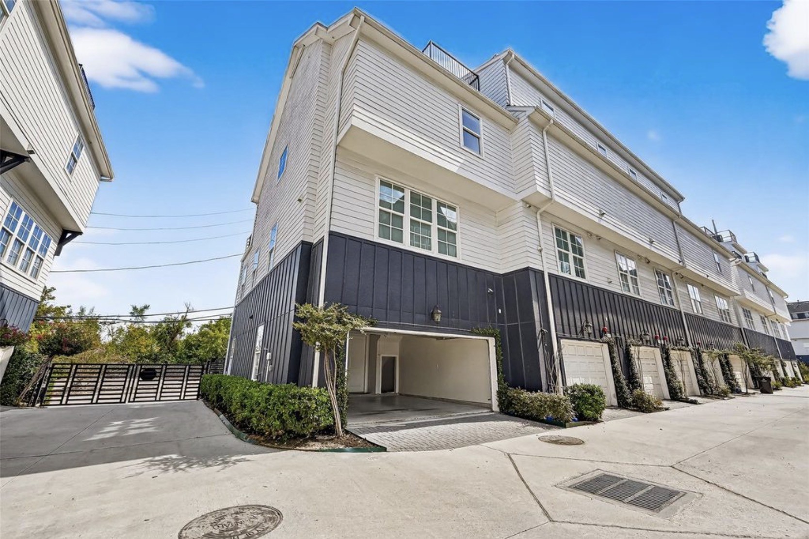 815 Bringhurst Street Houston, TX 77020 - Photo 15 of 15 a view of a building with a street