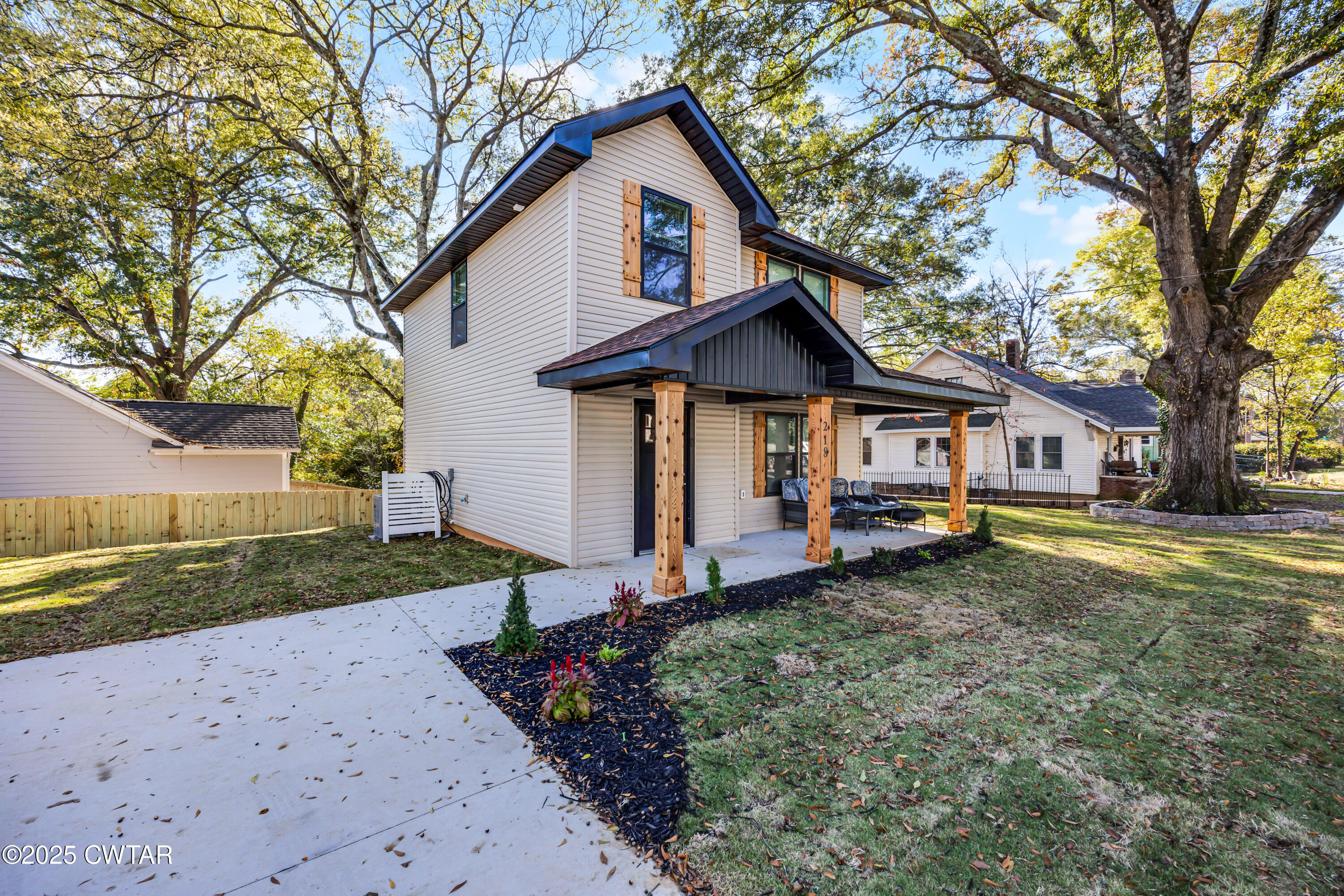 218 West King Street Jackson, TN 38301 - Photo 2 of 21 E02A7592