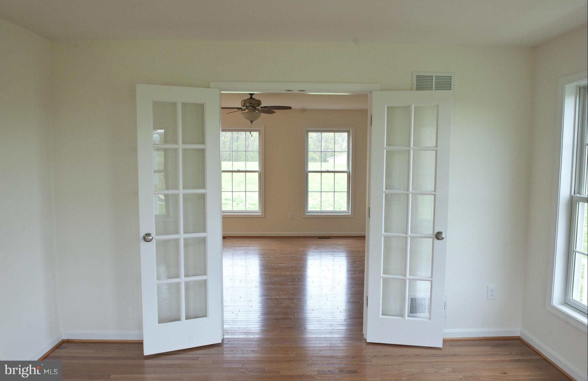 5224 Old Hanover Road Westminster, MD 21158 - Photo 11 of 30 Living Room