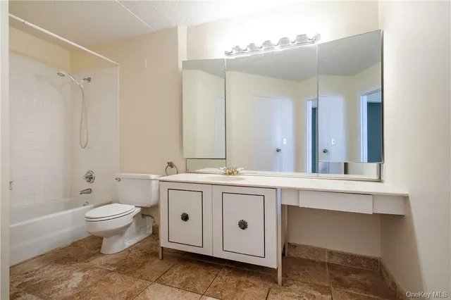 $3,695 | 400 High Point Drive, Unit PH4, Hartsdale, NY 10530