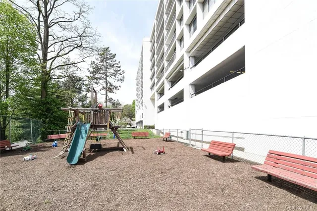 $3,695 | 400 High Point Drive, Unit PH4, Hartsdale, NY 10530