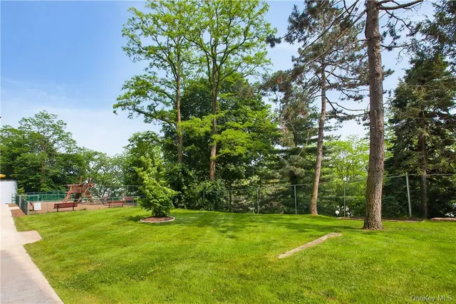 $3,695 | 400 High Point Drive, Unit PH4, Hartsdale, NY 10530