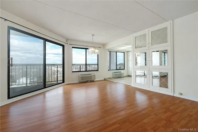 $3,695 | 400 High Point Drive, Unit PH4, Hartsdale, NY 10530