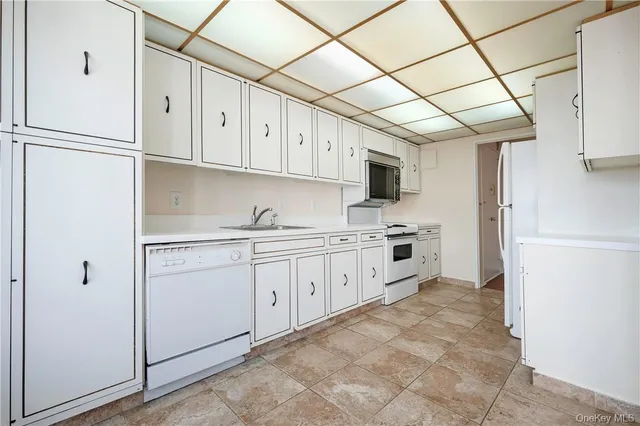 $3,695 | 400 High Point Drive, Unit PH4, Hartsdale, NY 10530