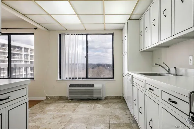 $3,695 | 400 High Point Drive, Unit PH4, Hartsdale, NY 10530