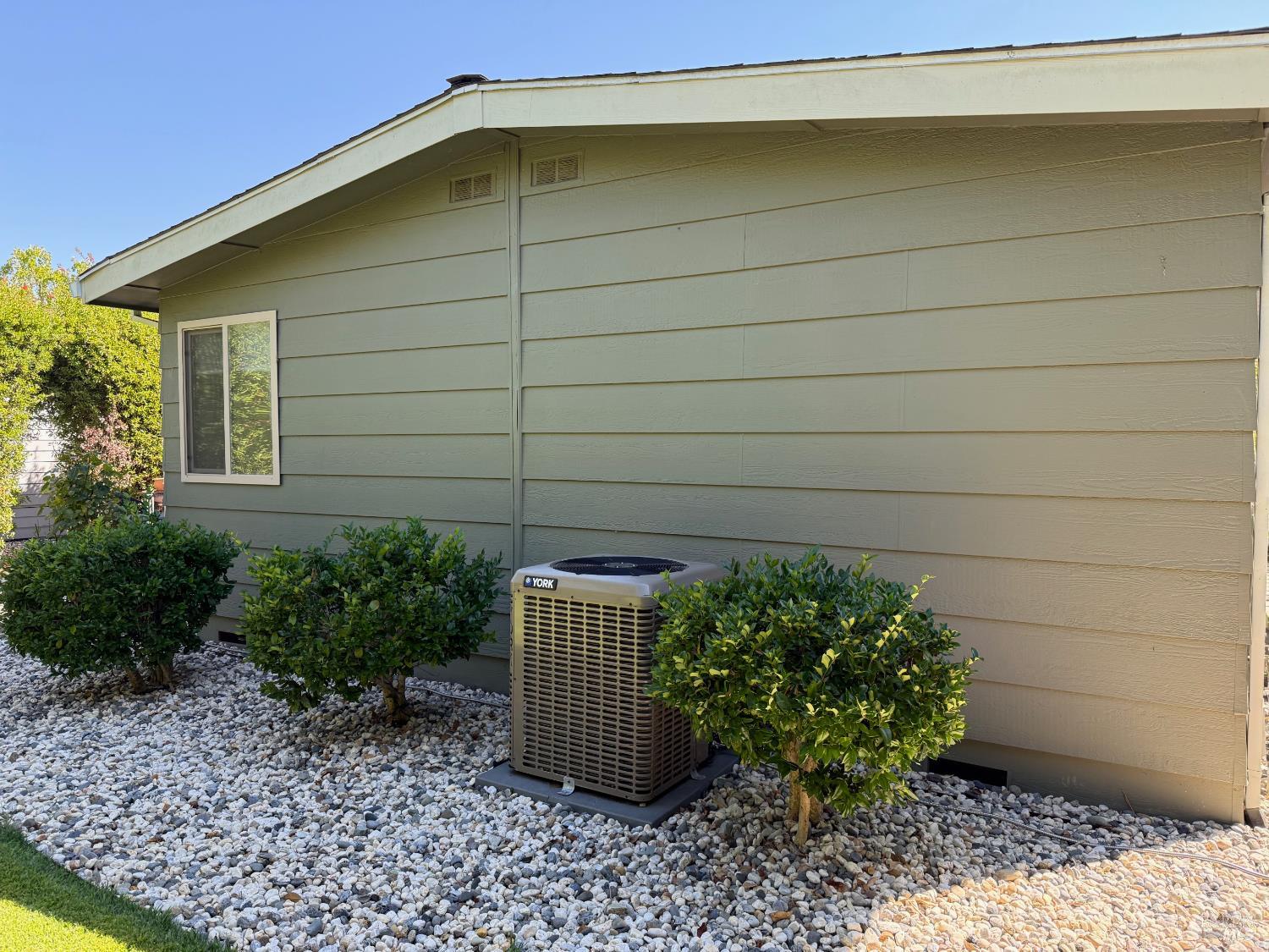 1945 Piner Road, Unit 16 Santa Rosa, CA 95403 - Photo 20 of 21 a backyard of a house with lots of green space