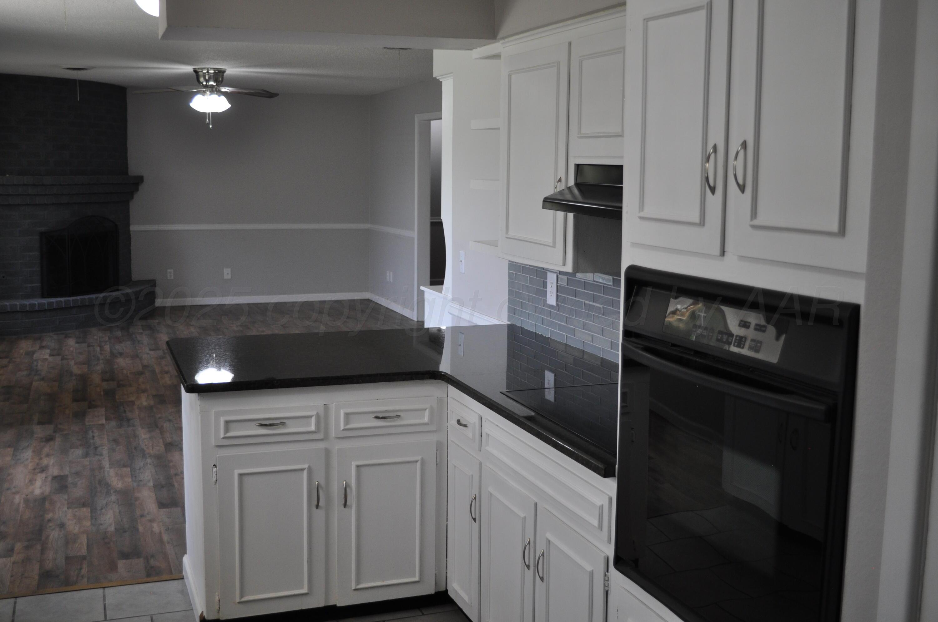 3411 Royal Road Amarillo, TX 79109 - Photo 7 of 26 Kitchen/Living room