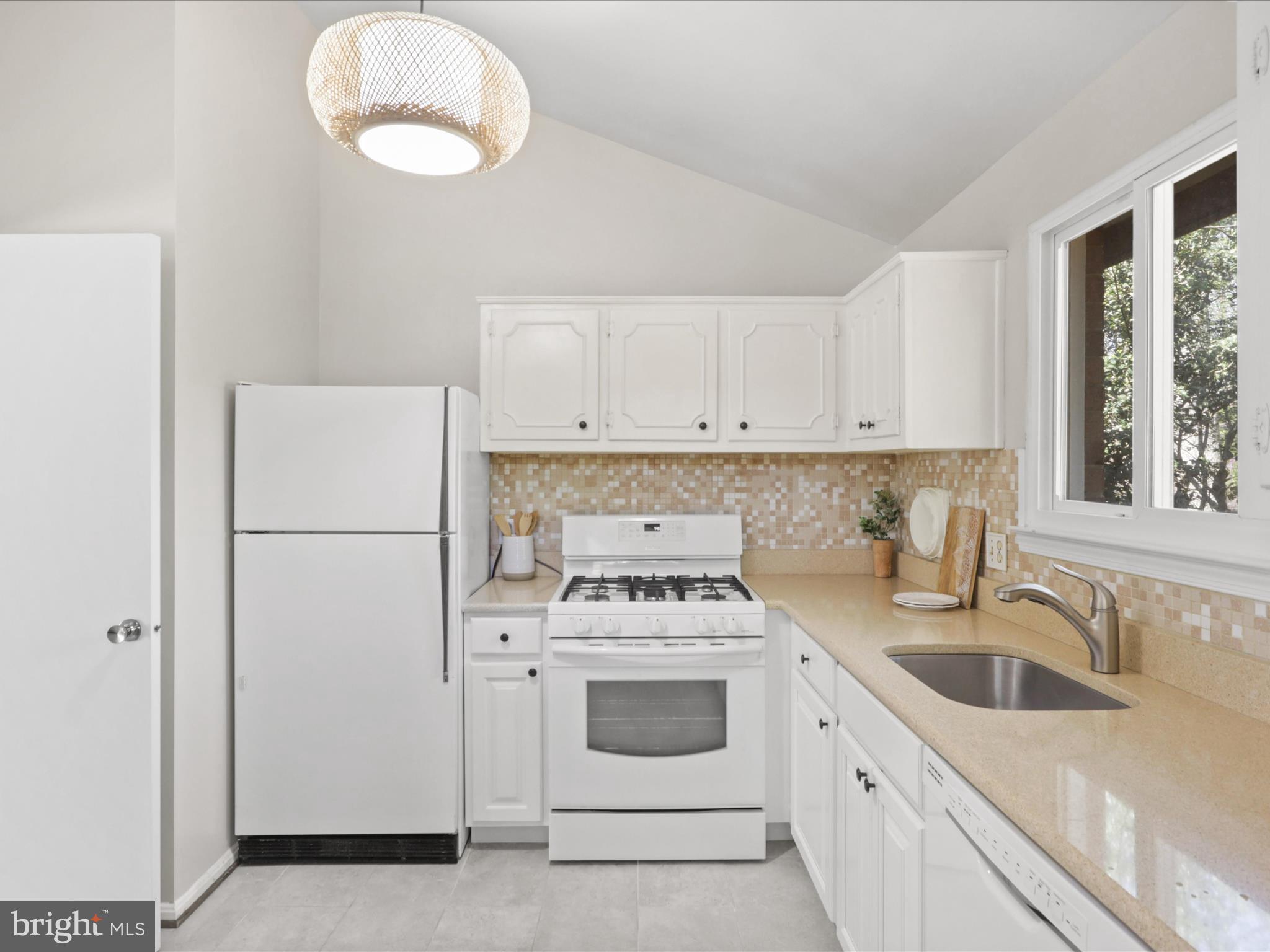 8456 Thames Street Springfield, VA 22151 - Photo 14 of 46 Eat-In Kitchen