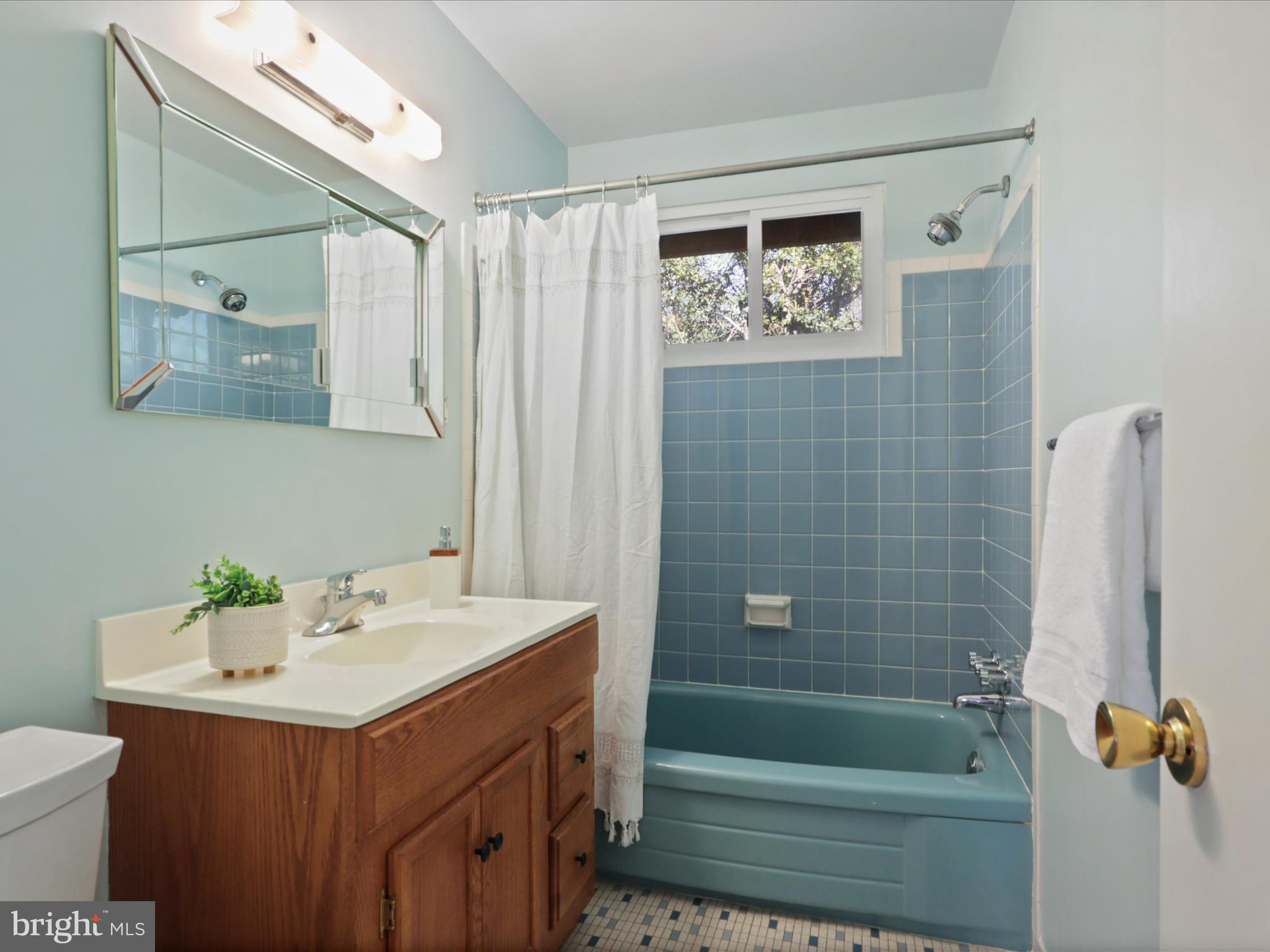 8456 Thames Street Springfield, VA 22151 - Photo 27 of 46 Full Hall Bath