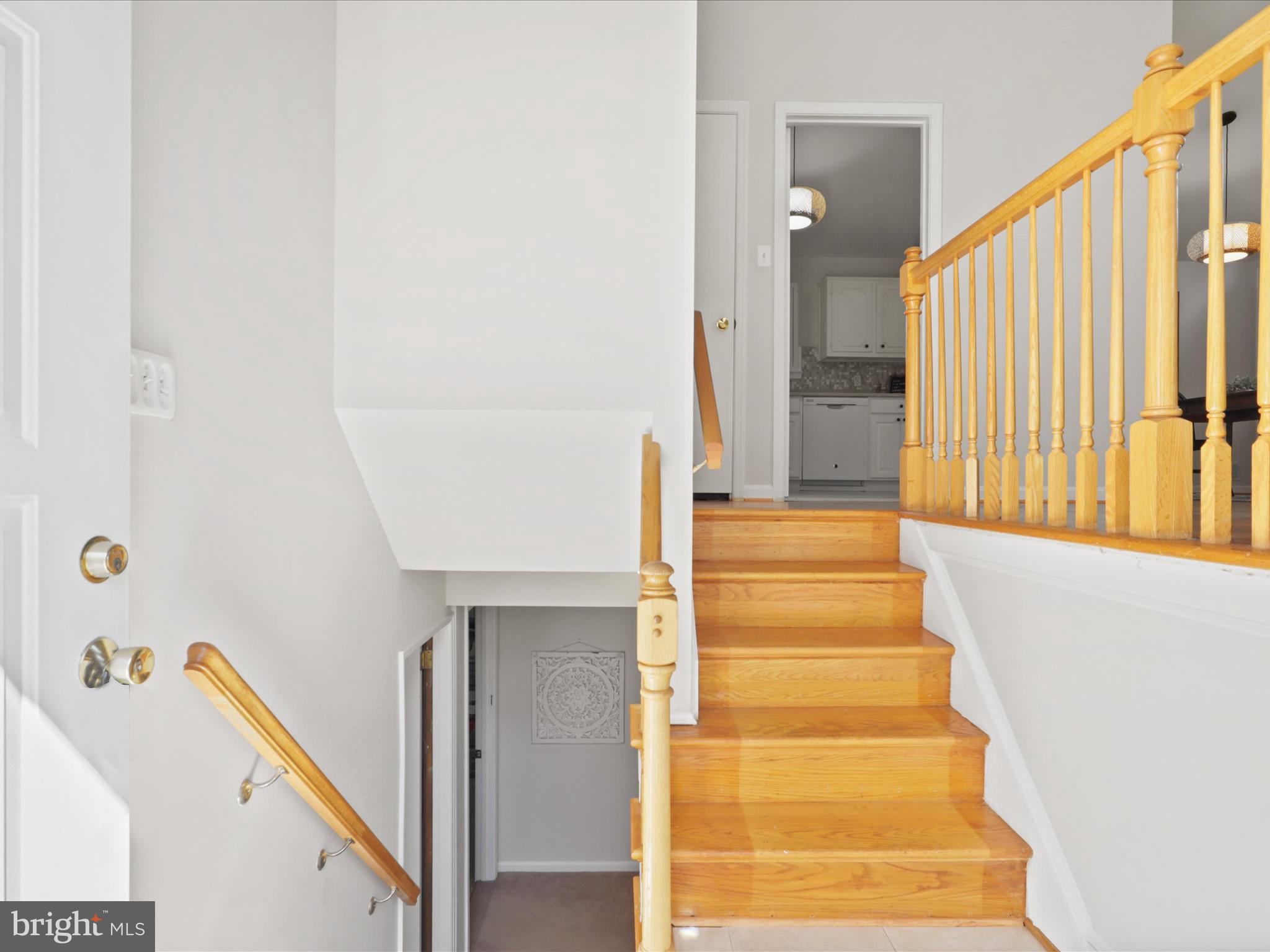 8456 Thames Street Springfield, VA 22151 - Photo 6 of 46 Split Foyer