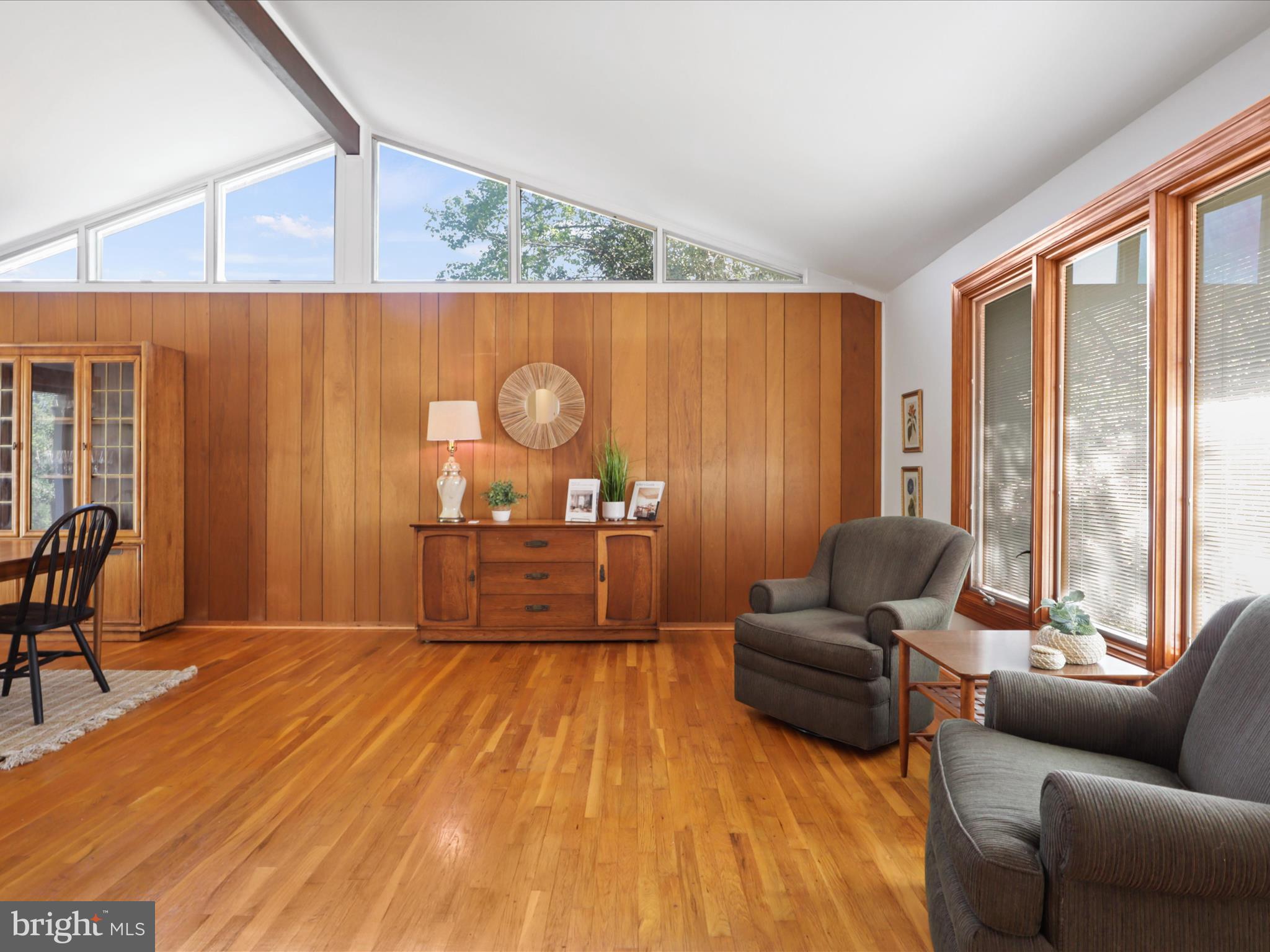 8456 Thames Street Springfield, VA 22151 - Photo 9 of 46 Living Room