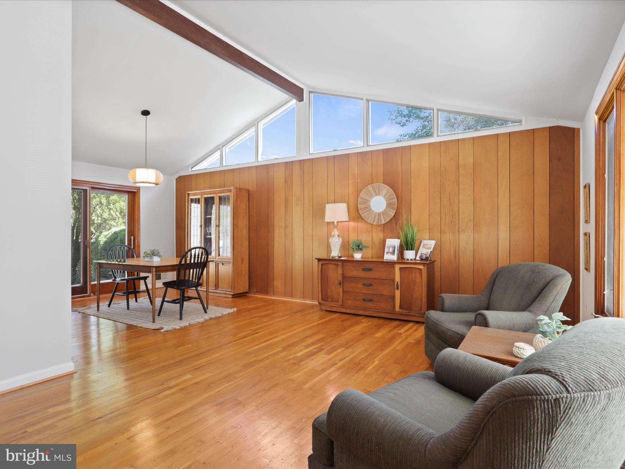 8456 Thames Street Springfield, VA 22151 - Photo 10 of 46 Living Room