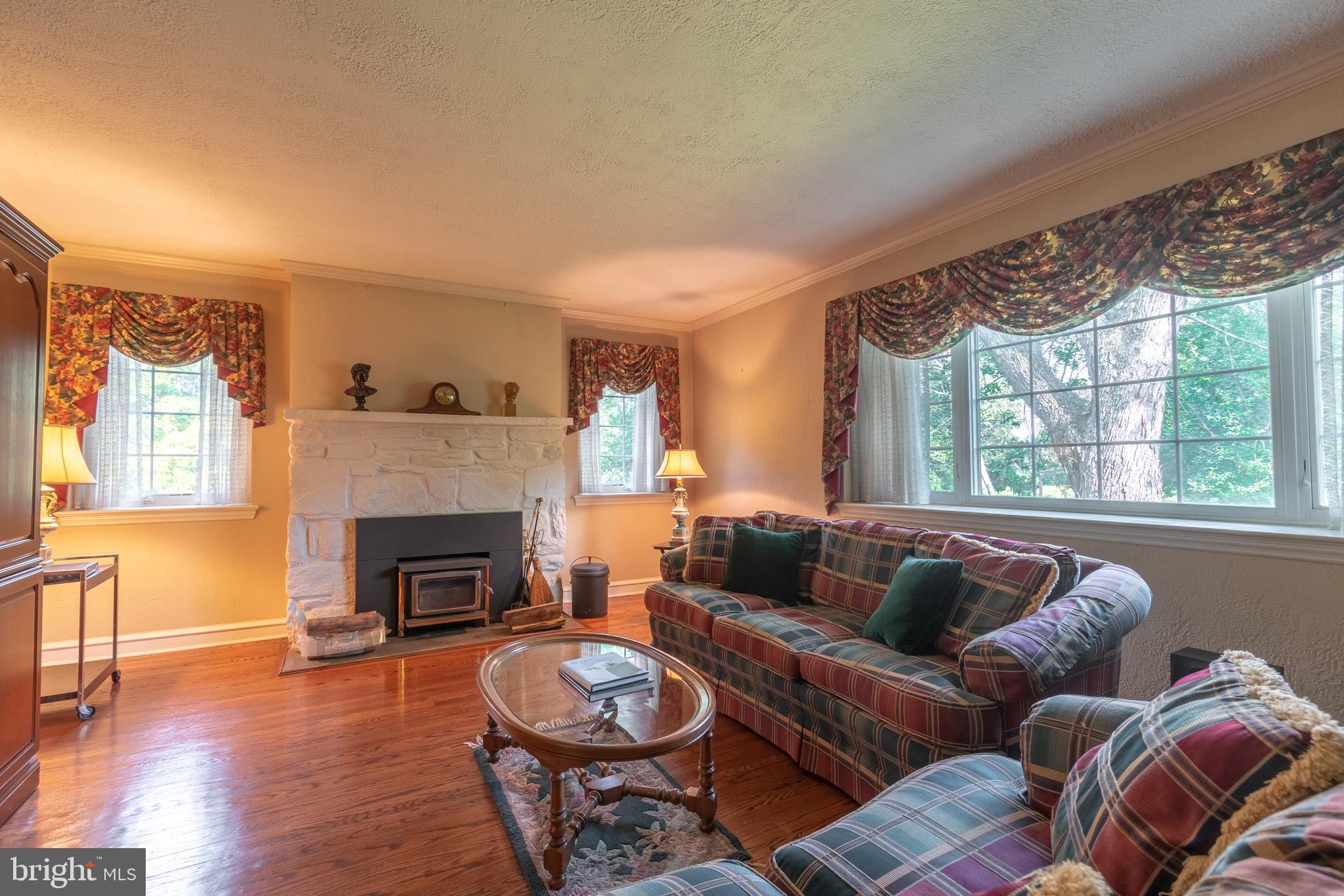 3360 Masons Mill Road Huntingdon Valley, PA 19006 - Photo 4 of 20 Light filled living room