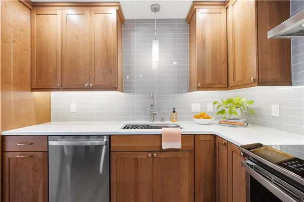 $259,900 | 9551 Outlook Drive, Overland Park, KS 66207