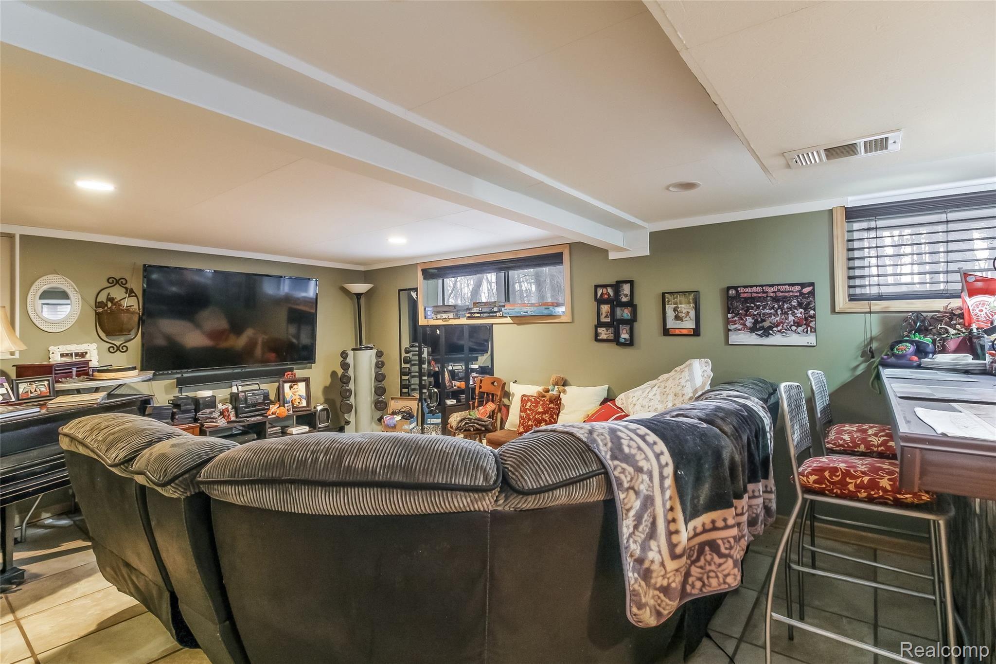 2675 Dutton Road Rochester, MI 48306 - Photo 30 of 42 029-photo-family-room-5533381.jpg